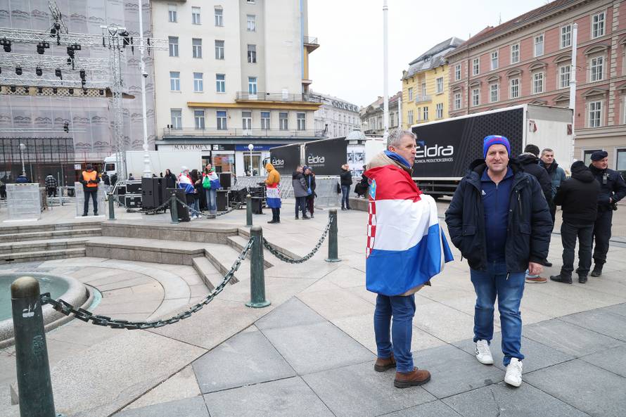Zagreb: Prvi navijači okupljaju se na glavnom Trgu uoči svečanog dočeka rukometaša 