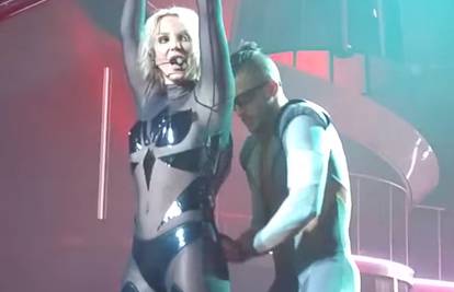 Nova nezgoda: Britney je na pozornici kosa zapela za drvo