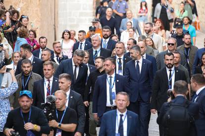 FOTO Zelenski s Plenkovićem u šetnji po Stradunu. Gužva kao usred ljeta i jako osiguranje