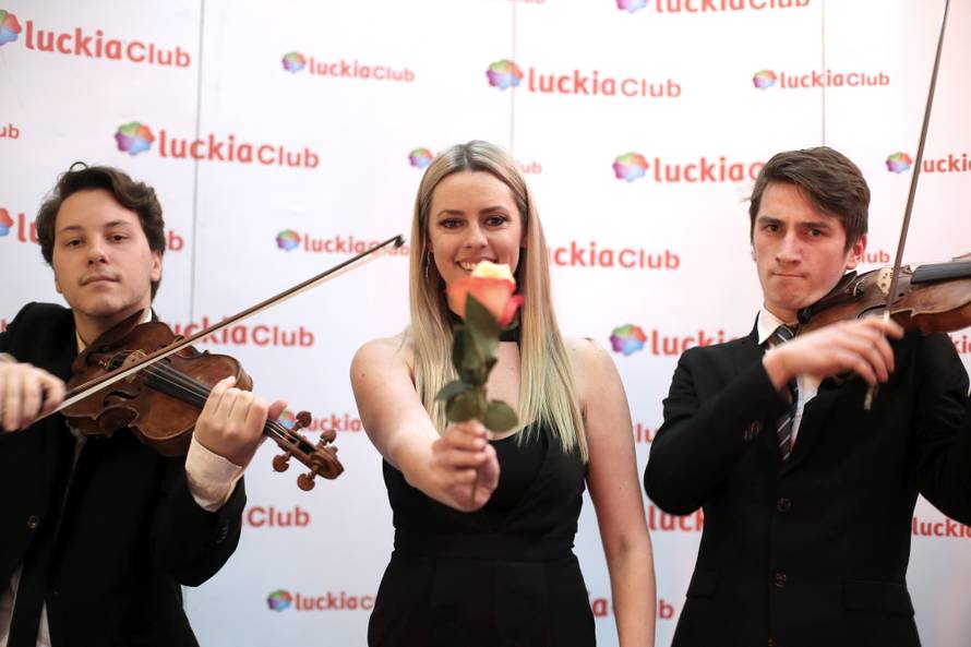 Preskočila je teški trening kod muža? Indiri se nazire trbuščić