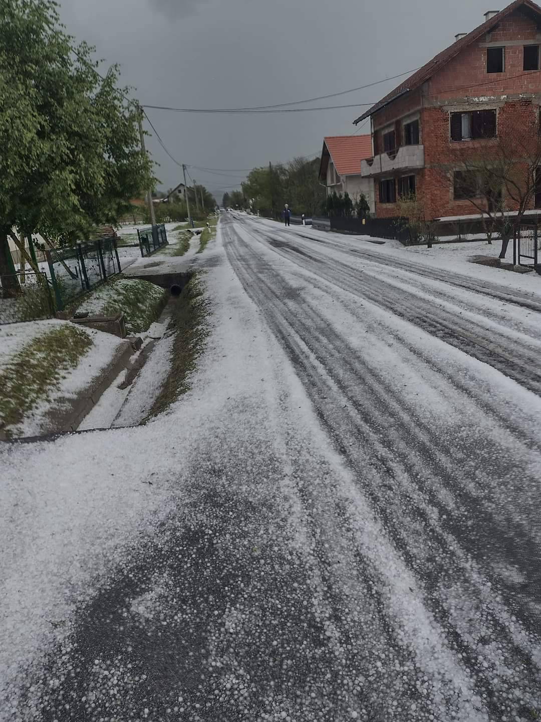 FOTO Dvor pogodilo nevrijeme: 'Led je stukao sve što je stigao, nosilo je i trgalo nam krovove!'