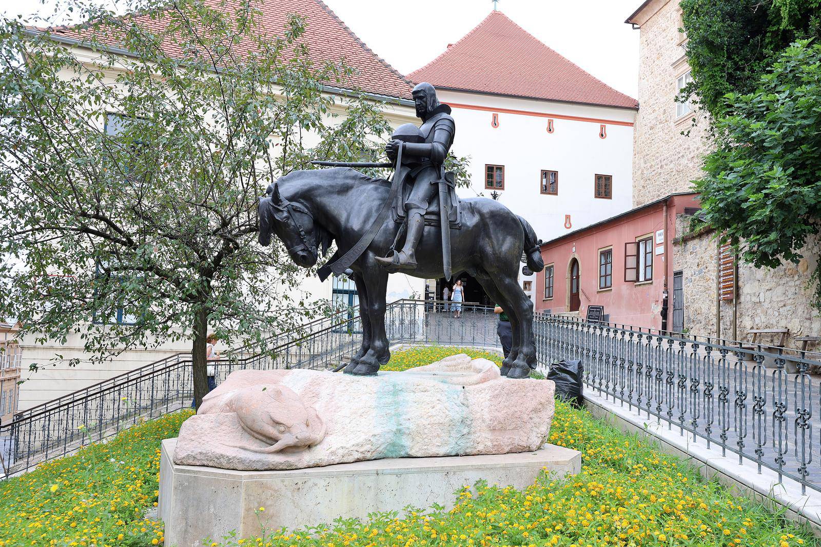 Zagreb: Slomljeno koplje na spomeniku Svetom Jurju