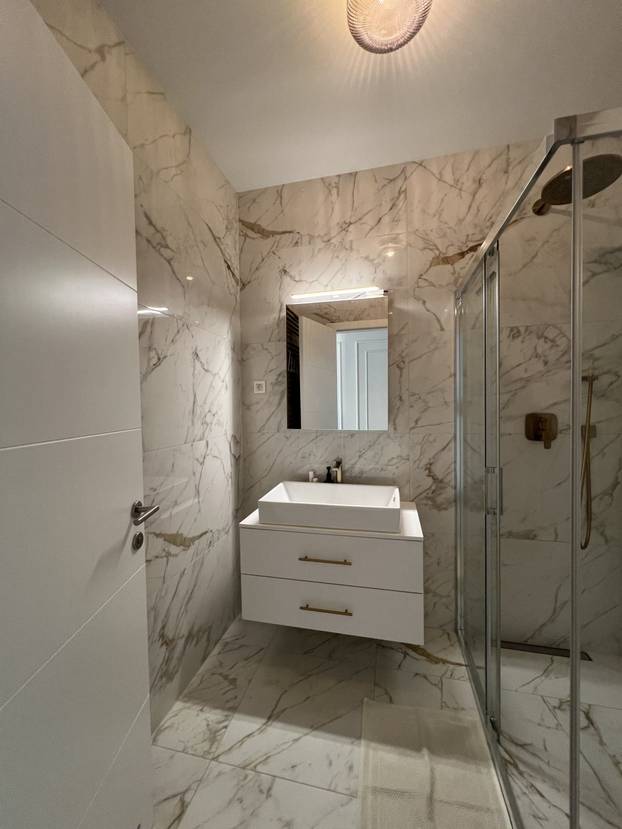 FOTO Naš poznati voditelj i žena mjesecima prodaju penthouse za skoro 400.000 eura! Zavirite