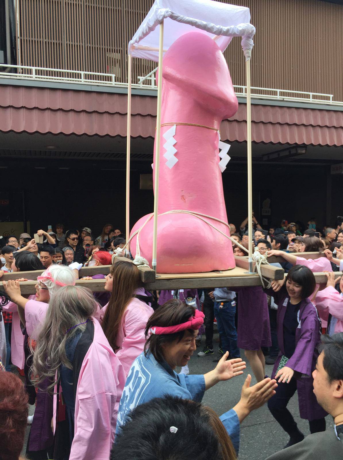 Vesela povorka pozdravila Festival falusa u Japanu