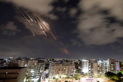 FOTO Neke su iranski napadi zatekli na ulici. Iron Dome rušio projektile. U Teheranu slavili