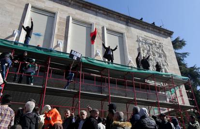 Albanija: Svi zastupnici oporbe predali ostavke u parlamentu