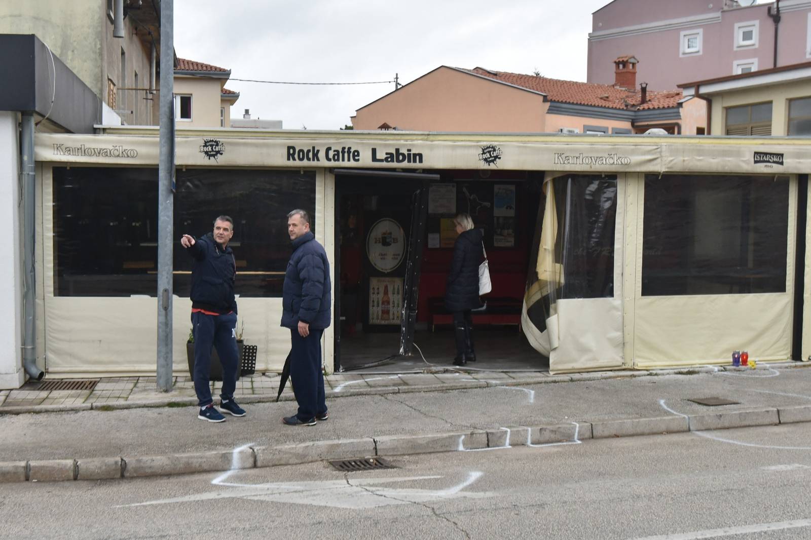 Labin: Pod utjecajem alkohola uletjela u kafić automobilom - jedna osoba poginula