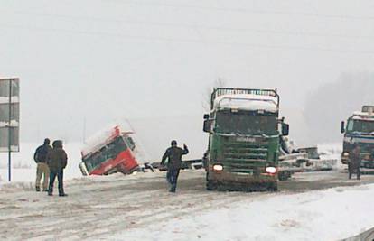 Zbog snijega i neprilagođene brzine kamionom sletio u jarak 