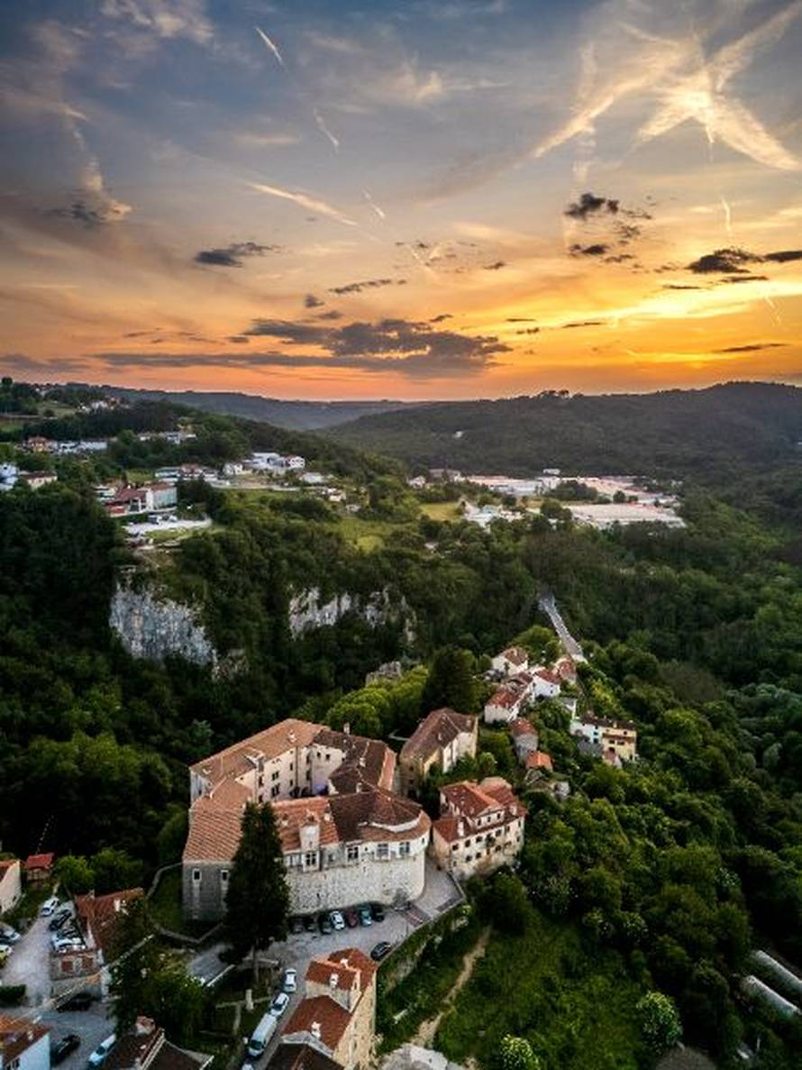 Pazinski Kaštel: Utvrda koja prkosi dubokom ponoru jame