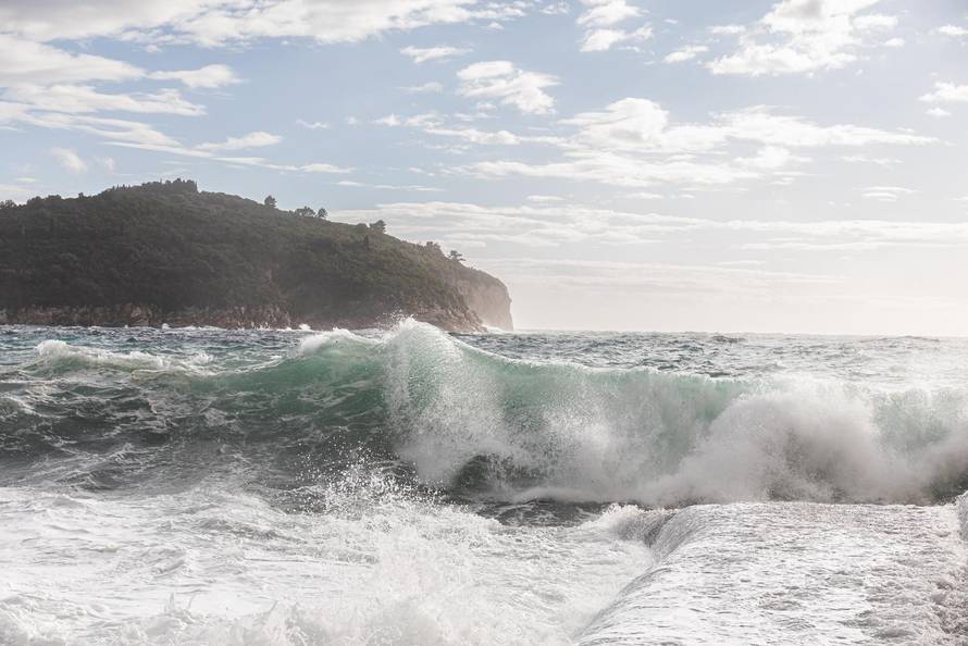 Dubrovnik: Potraga za tijelom muškarca kojeg su povukli valovi je obustavljena