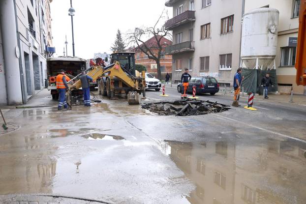 Zagreb: Rano jutros uz tržnicu Kvatrić došlo je do puknuća vodovodne cijevi