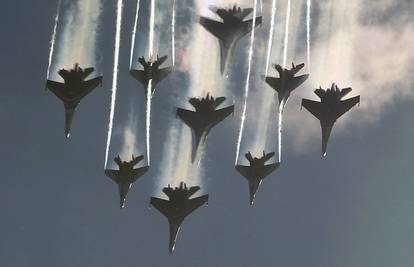 Vauuuu! Akrobacije vojnih zrakoplova na ruskom nebu