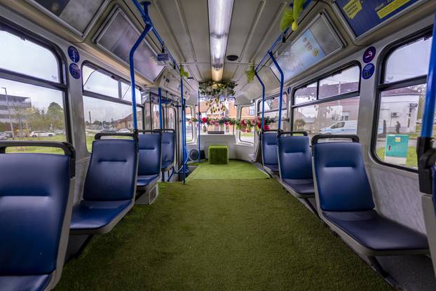 Tramvaj ukrašen Uskrsnim dekoracijama vozi po Osječkim ulicama 