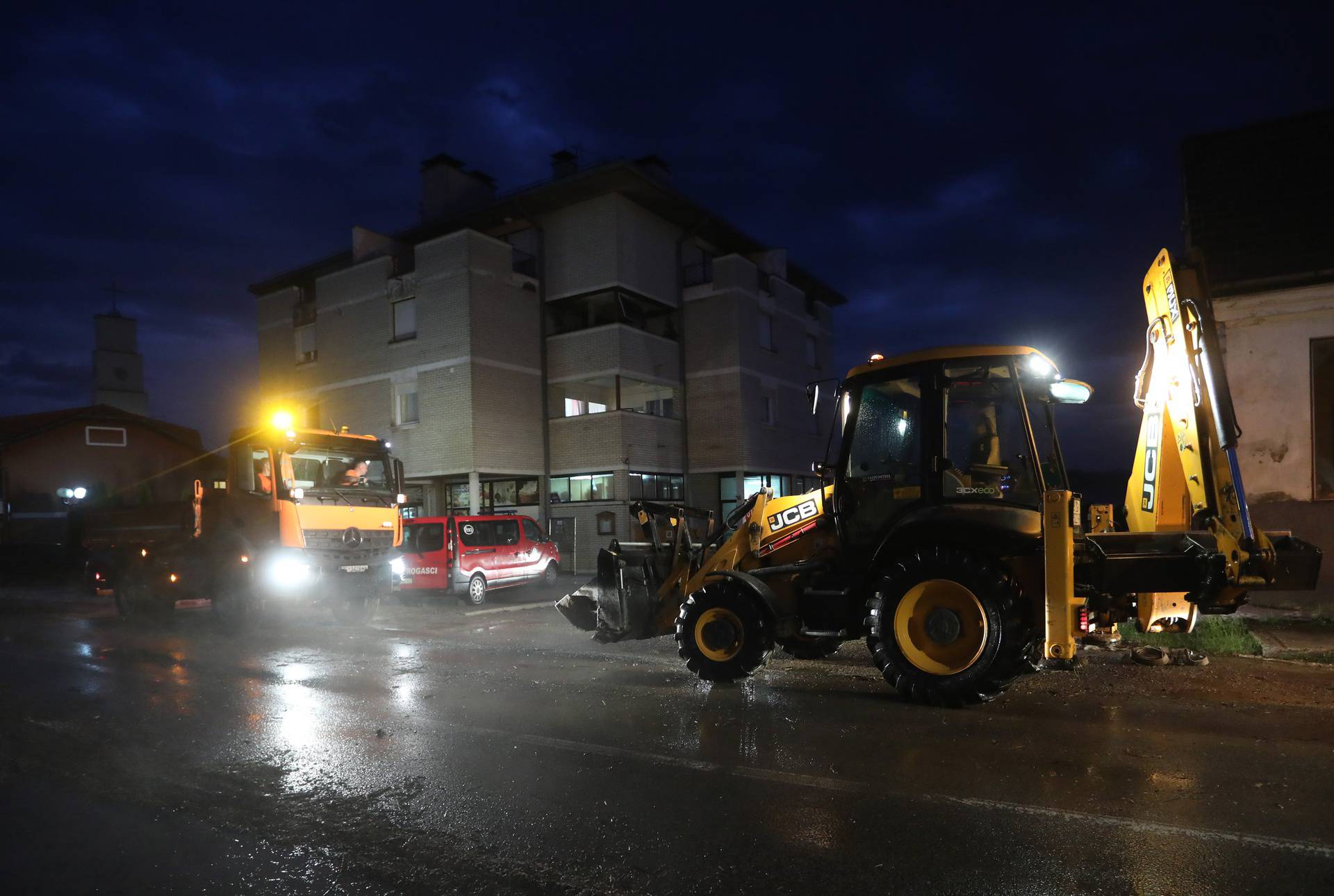 Novo nevrijeme poharalo Zagorje: Nakon tuče obilna kiša potopila ceste kod Poznanovca 