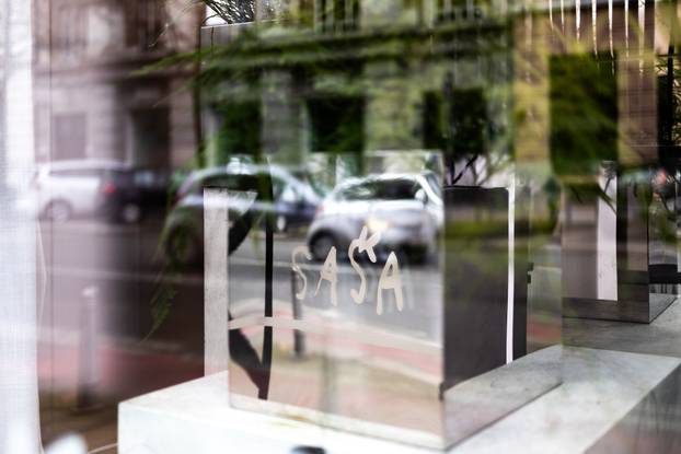 24sata: Zagreb: Izlog umjetnika Saše Šekoranje