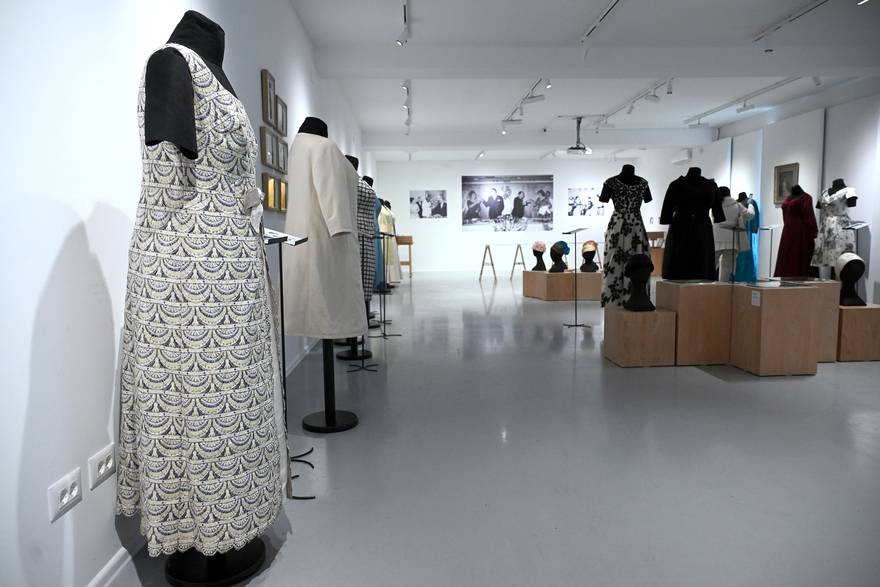 U Srpskom kulturnom centru, fondacija Jovanka Broz održava izložbu haljina i torbi