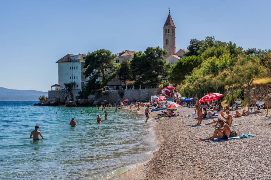 Bol: Ljetni ugođaj na plaži Martinica 