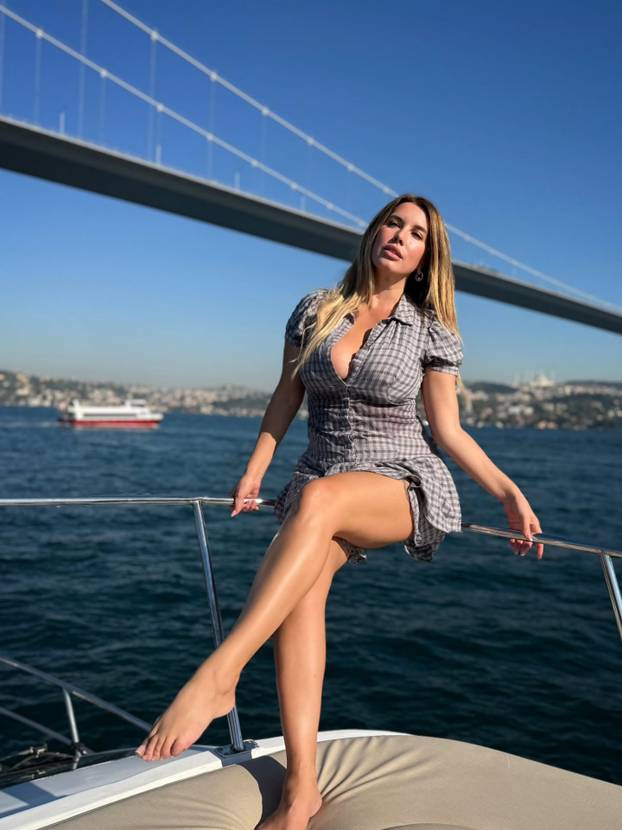 FOTO Sunce, Istanbul i kratka haljinica na brodu: Pogledajte kako je Nives podigla Celzijuse