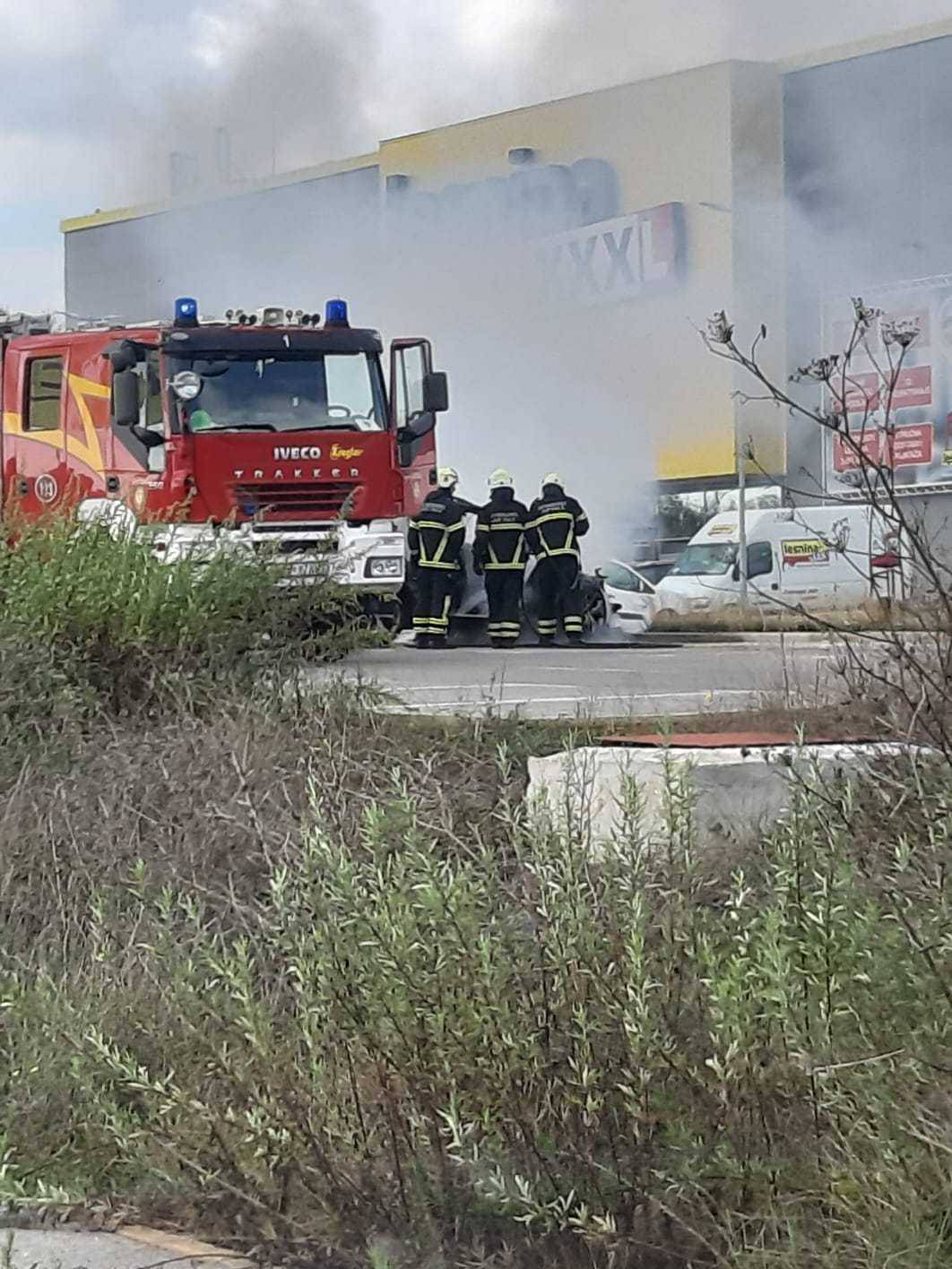 U Puli izgorio skupocjeni BMW zbog kvara na instalacijama