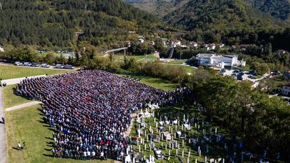 FOTO Velika tuga u Jablanici: Stotine ljudi na kolektivnoj dženazi za poginule u poplavi