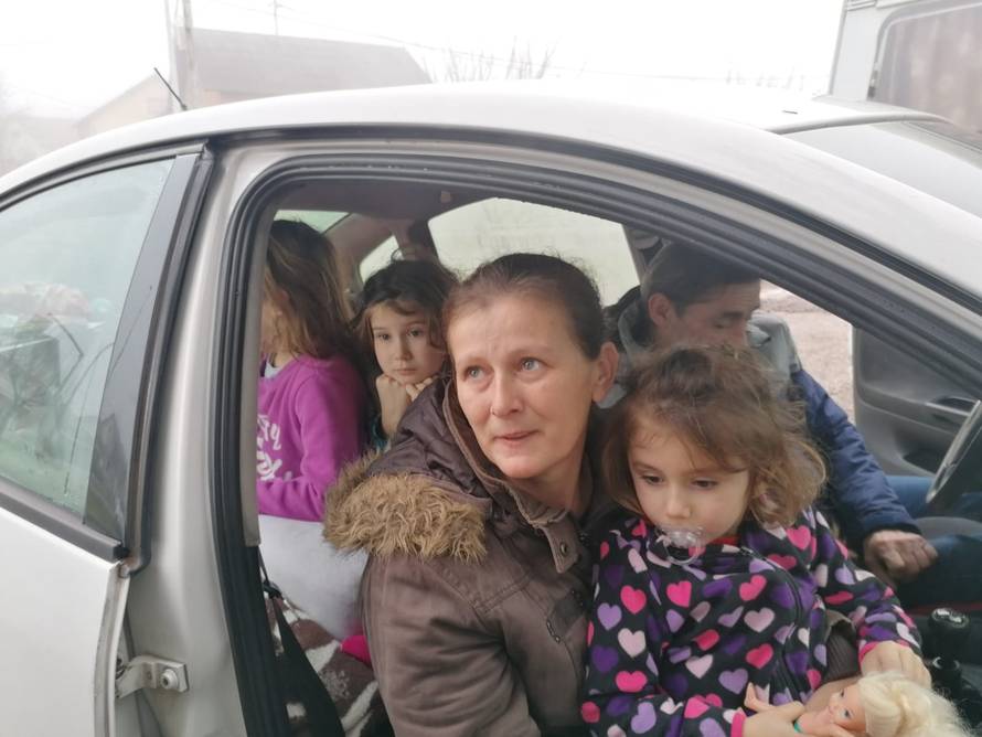 'Spavamo u autu s troje djece, a nemamo novca ni za benzin pa ne možemo više paliti grijanje'
