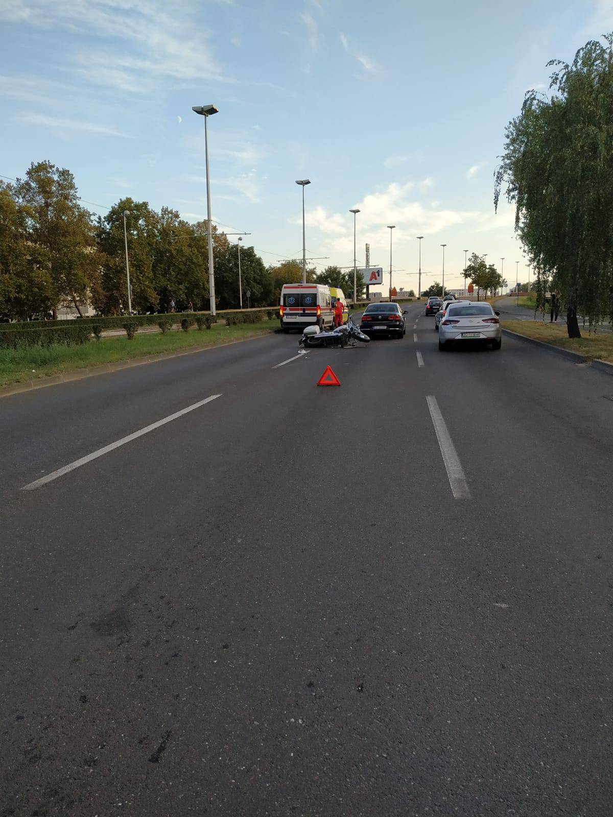 Sudar u Zagrebu: Sudjelovala dva vozila, ozlijeđen motociklist