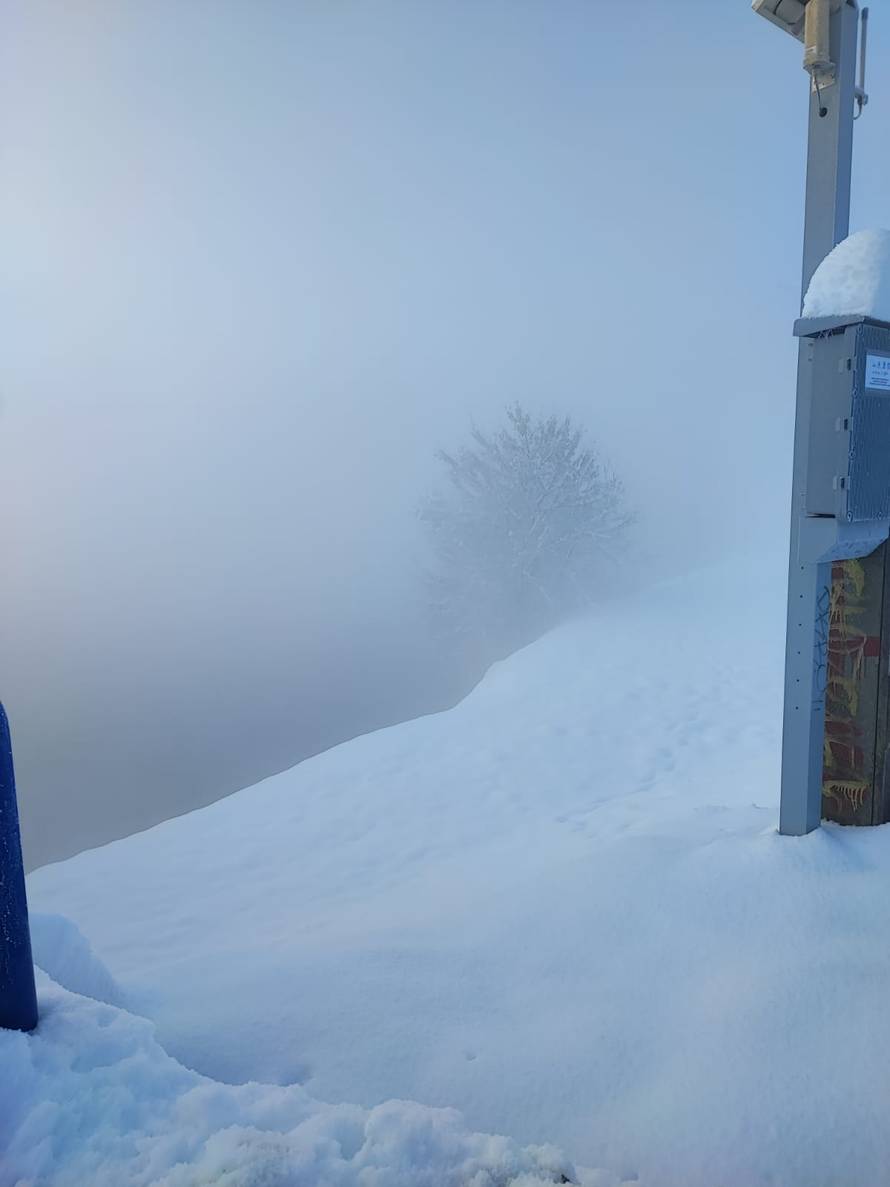 Počeo snijeg! Sudar na A4, na nekim dijelovima autocesta ima dosta vode. Pazite na crni led!