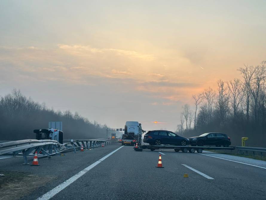 KAOS NA A3 Sudar više auta! Jedan preletio u suprotan smjer