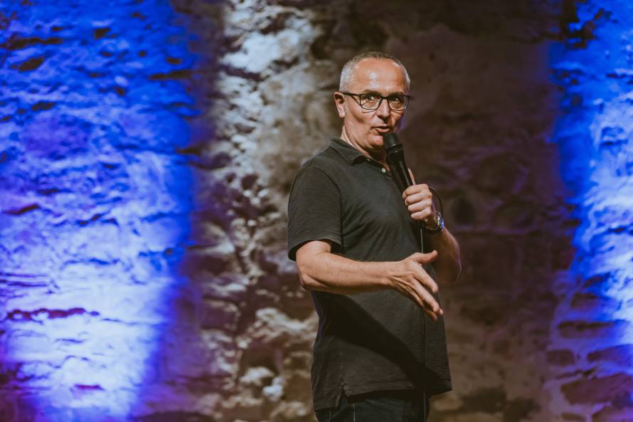 Stiže 'Tjedeljnik': Novi post-YU satirični projekt Pedje Bajovića