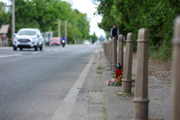 Zagreb: Zapaljena svijeća i ostavljeno cvijeće na mjestu gdje je noćas auto usmrtio djevojku