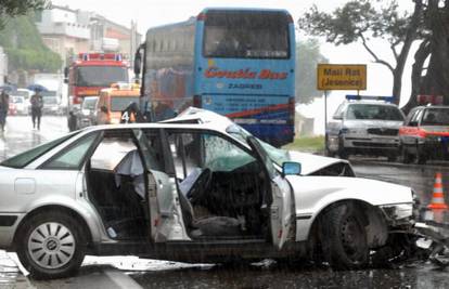 Sumpetar: U sudaru auta i autobusa poginuo vozač