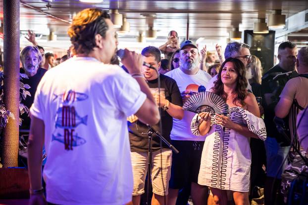 Split: Atmosfera na trajektu koji vozi na koncert Trag u beskraju
