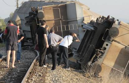 Vlak ispao iz tračnica, 500 tona kukuruza se rasulo