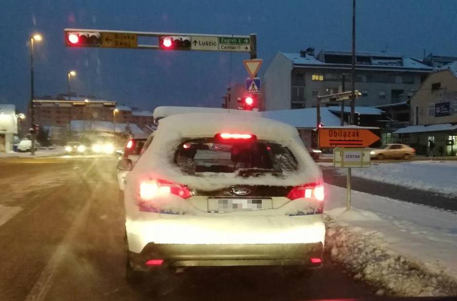 Na snazi žuti alarm: U Gospiću palo gotovo pola metra snijega!
