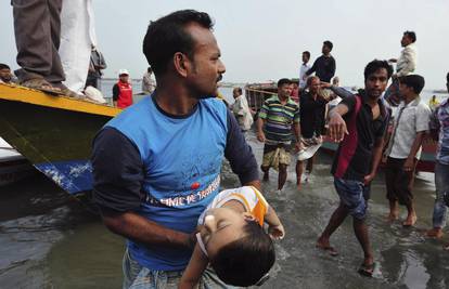 Potonuo trajekt u Bangladešu, poginulo je najmanje 14 ljudi