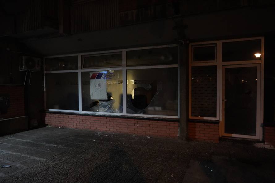 Beograd: Uništen prostor mjesnog odbora Donji grad Zemun Srpske napredne stranke