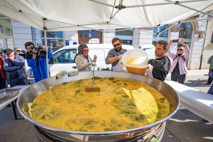 Na pulskoj tržnici propremljena fritaja od 1500 jaja i 10 kilograma šparoga