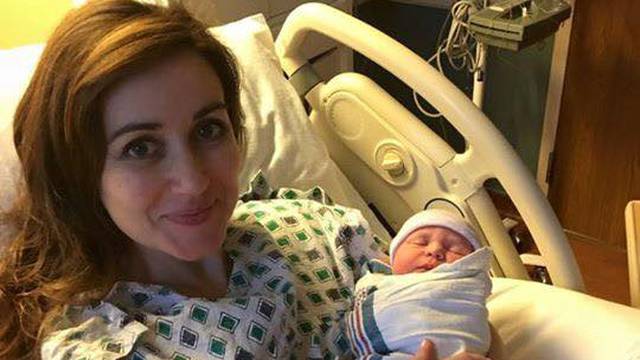 Liječnica je usred svog poroda ustala i  - porodila drugu ženu!