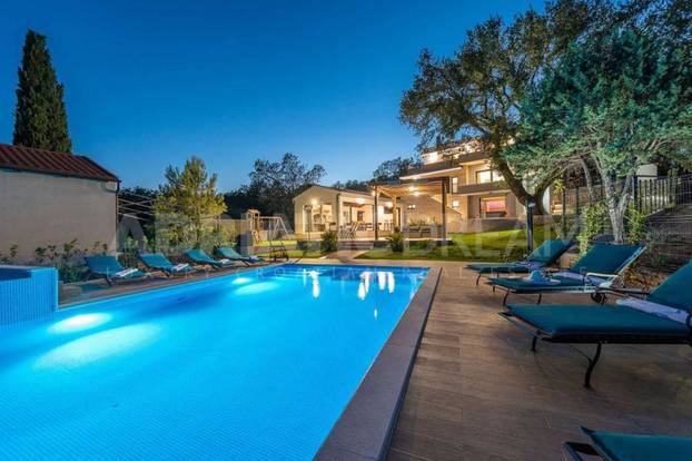 FOTO Privatna plaža i infinity bazen: Moderna vila blizu Zadra prodaje se za 3 milijuna eura