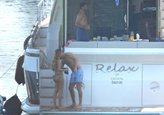 Gerard Pique s novom curom uživao na jahti kod Lopuda, kupali se i veslali na dasci