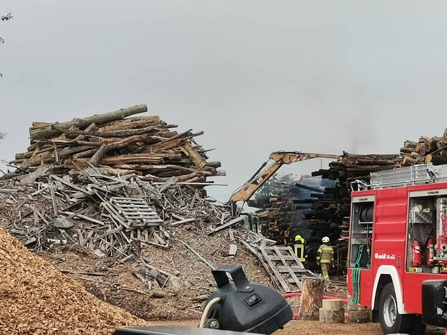 Požar kod Ivanić Grada: Gore trupci, vatrogasci su na terenu