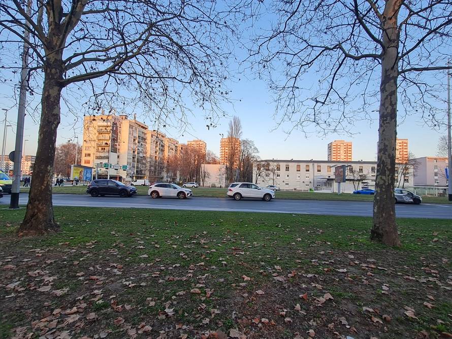 FOTO Krš i lom u Zagrebu: Sudar dva auta, dvoje ljudi u bolnici