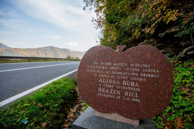 Jablanica: Spomenik &ccaron;lanovima Crvene jabuke  koji su poginuli u prometnoj nesre&cacute;i