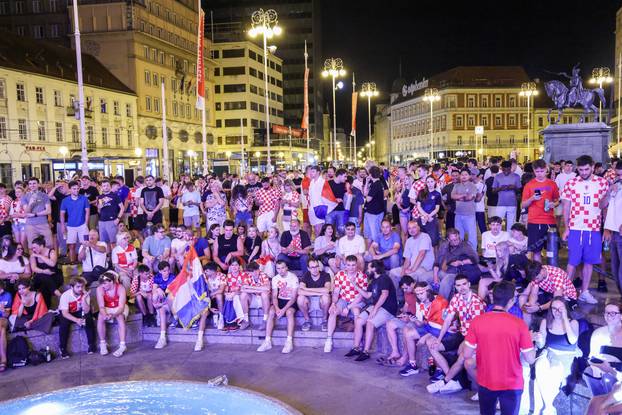 Zagreb: Navijači prate utakmicu na Trgu bana Jelačića