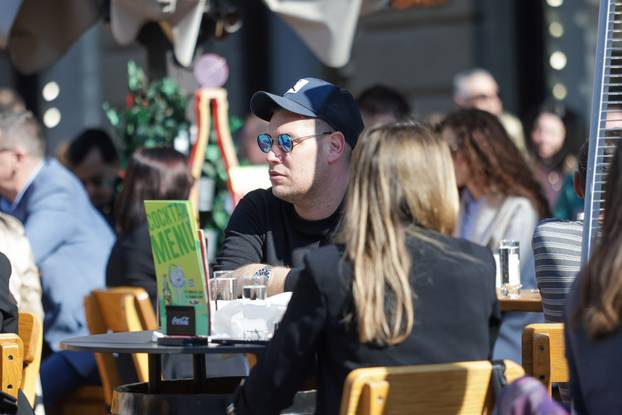 Zagreb: Nikola Garma uživao na suncu na kavi 