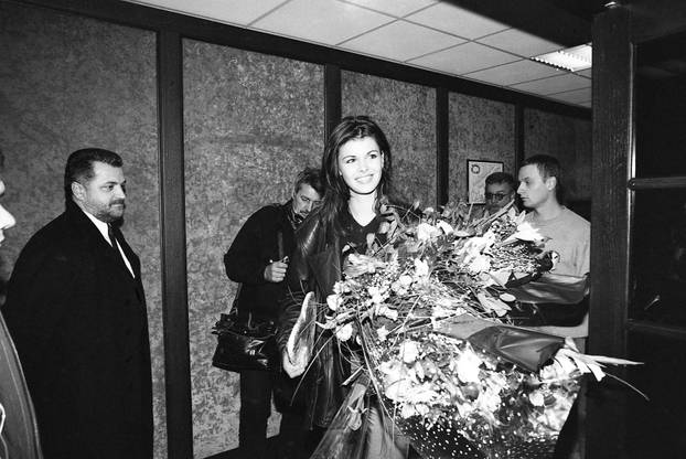 Zagreb: Povratak Anice Kovač s izbora za Miss svijeta gdje je okrunjena prvom pratiljom, 20.11.1995.