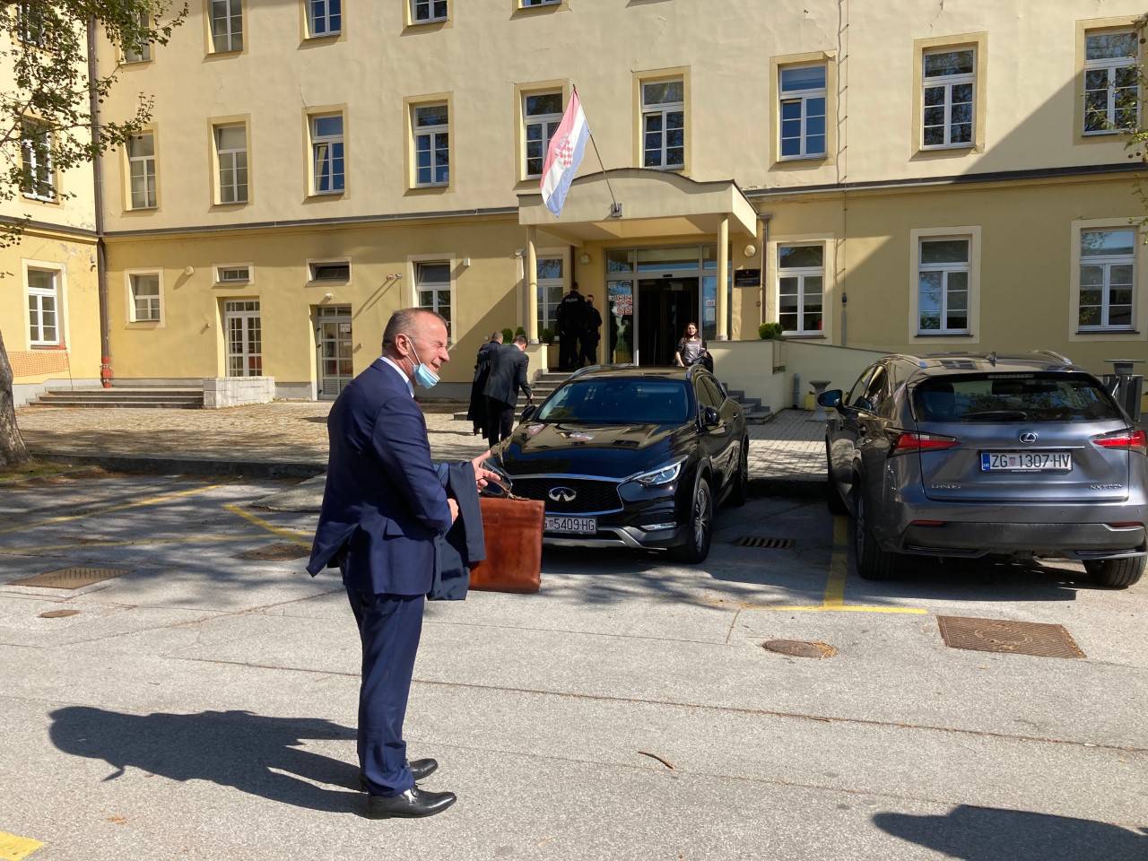 Dojava o bombi na Općinskom sudu u Zagrebu,  sve prekinuto, svi djelatnici napustili zgradu