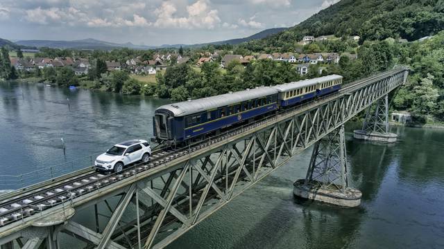 Snažan kao vlak: Land Rover vukao vagone teške 108 tona