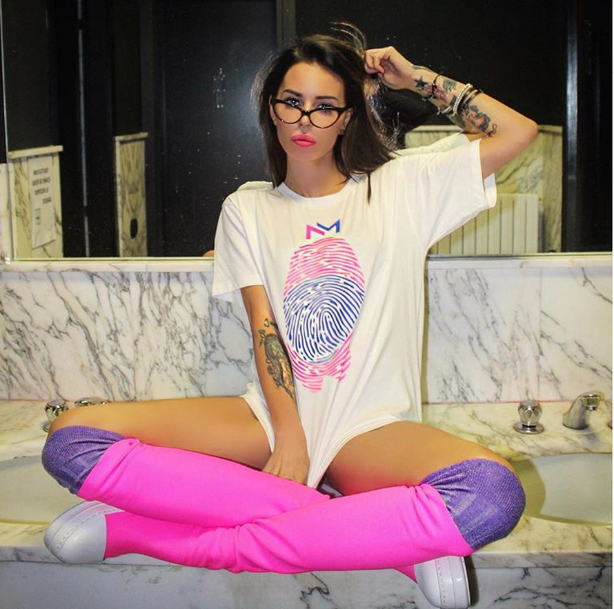 Nina Morić kao gola slikarica predstavlja svoju prvu izložbu