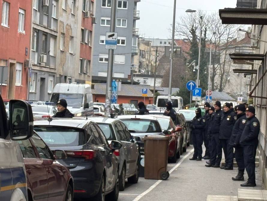 Policija pred Tomaševićevim stanom! Keleminec i Dado iz Smogovaca dovukli desničare
